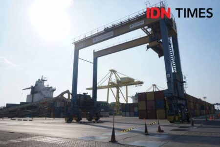 idn-times-dhana-kencana-terminal-peti-kemas-pelabuhan-tanjung-emas-5-0b6b259bd50bf28d1e2033048d6d63d3_600x400